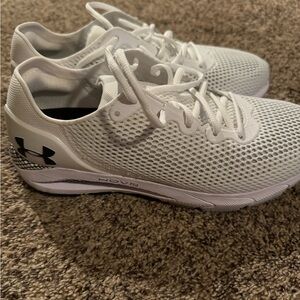 Men’s Under Armour white sneakers 10.5